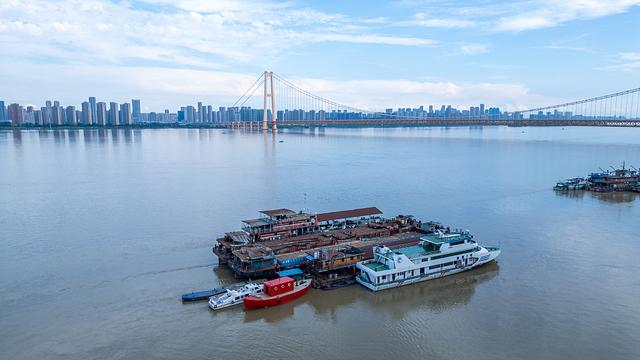 2024年7月1日，武汉，梅雨季到来，连续大雨，导致长江水位持续上涨。视觉中国 图