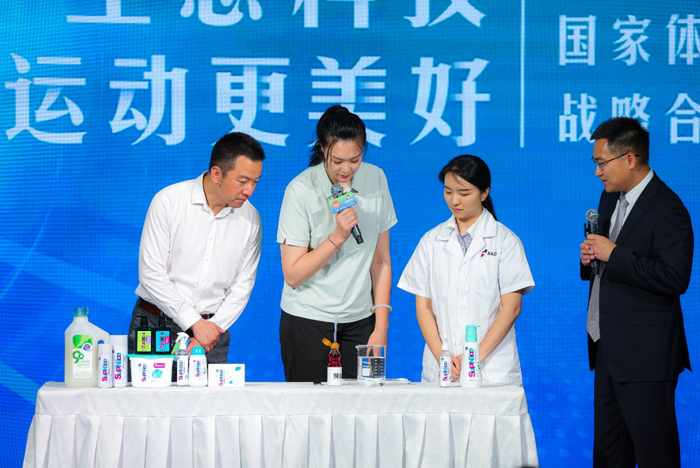 图为工作人员现场为观众展示油污剥离实验。