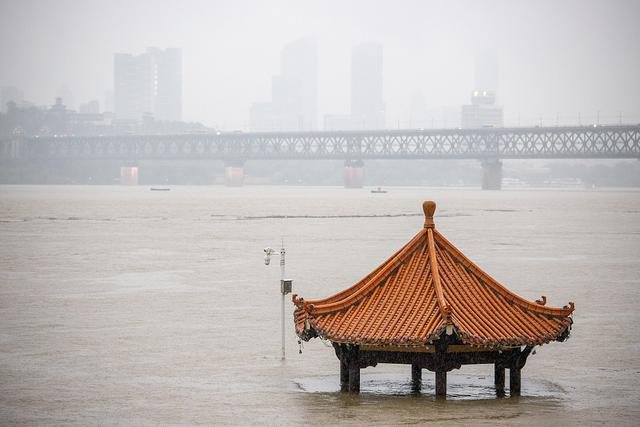 2024年7月1日，武汉连续降雨天气，长江水位持续上涨。武昌江边地标黄花矶凉亭快要淹没到顶了。视觉中国 图