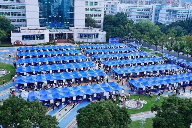 深圳职业技术大学举行2024届毕业生首场校园招聘双选会，多家知名企业提供近2万个就业岗位。来源：广东省教育厅