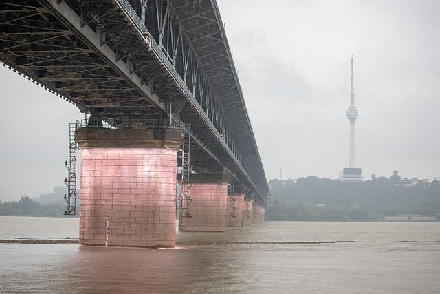 2024年7月1日，武汉，长江水位持续上涨。视觉中国 图
