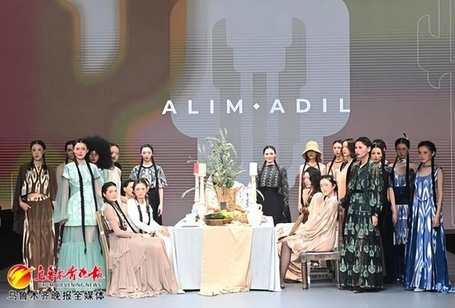 　　6月29日，在乌鲁木齐国际纺织品服装商贸中心，模特正在展示《ALIM.ADIL》品牌专场发布会服装作品。记者陈岩摄