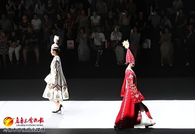 　　6月29日，在乌鲁木齐国际纺织品服装商贸中心，模特正在展示吉尔吉斯斯坦《KESHTE》品牌服装作品。记者陈岩摄