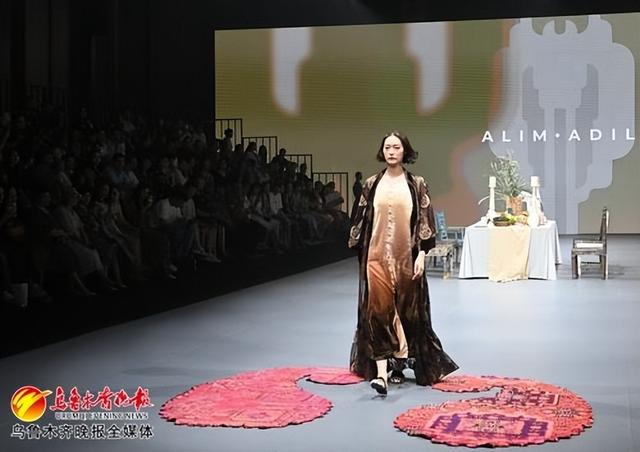 　　 6月29日，在乌鲁木齐国际纺织品服装商贸中心，模特正在展示《ALIM.ADIL》品牌专场发布会服装作品。记者陈岩摄