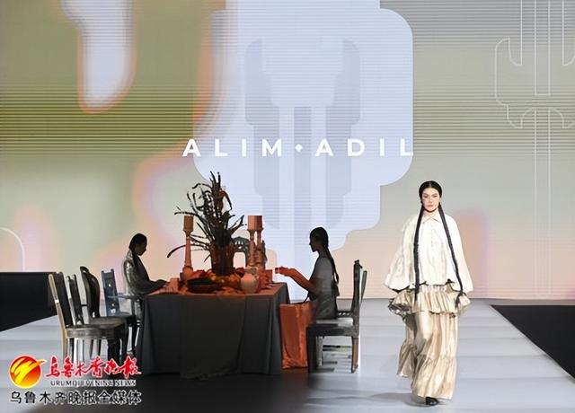 　　6月29日，在乌鲁木齐国际纺织品服装商贸中心，模特正在展示《ALIM.ADIL》品牌专场发布会服装作品。记者陈岩摄
