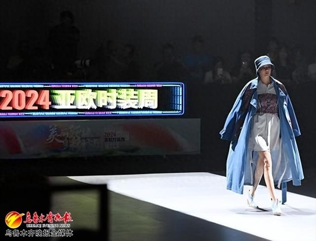 　　6月29日，在乌鲁木齐国际纺织品服装商贸中心，模特正在展示吉尔吉斯斯坦《KESHTE》品牌服装作品。记者陈岩摄