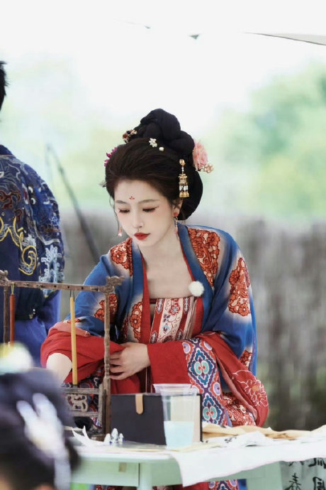 虞书欣唐装造型也太美了吧,求接个大唐的落地古偶!