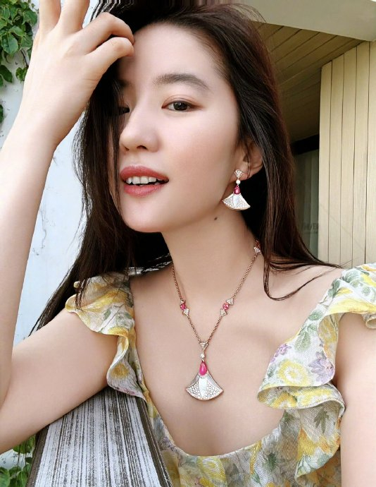 倪妮和刘亦菲好养眼 倪妮太会了,谁不想跟神仙
