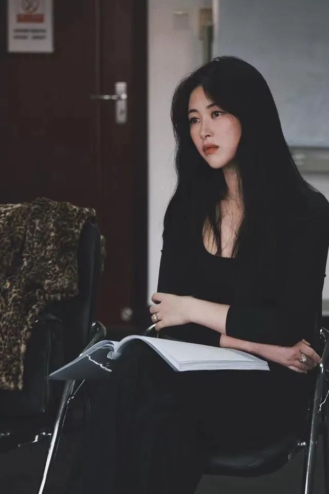 没有激起任何浪花,直到在电视剧《精英律师》中出演栗娜一角,主演有