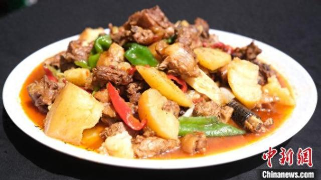 沙湾大盘鸡用整鸡入菜。（资料图）张海 摄