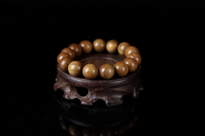 日常佩戴金丝楠木手串在手腕间,彰显出优雅脱俗的气质.