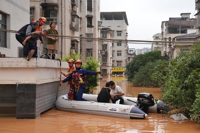 2024年7月2日，湖南平江县，救援人员救助被困民众。中新社记者 杨华峰/视觉中国 图