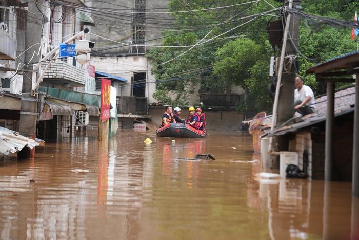 2024年7月2日，湖南岳阳，平江县遭遇洪水侵袭，救援人员全力抗洪抢险。视觉中国 图
