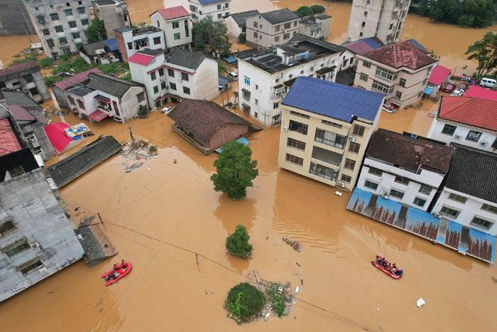 2024年7月2日，湖南平江县，救援人员在城区搜救被困民众。视觉中国 图