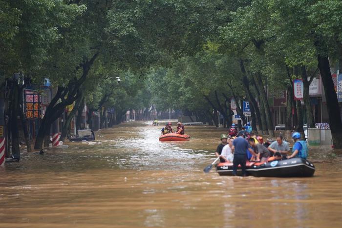 2024年7月2日，湖南岳阳，平江县遭遇洪水侵袭，救援人员全力抗洪抢险。视觉中国 图