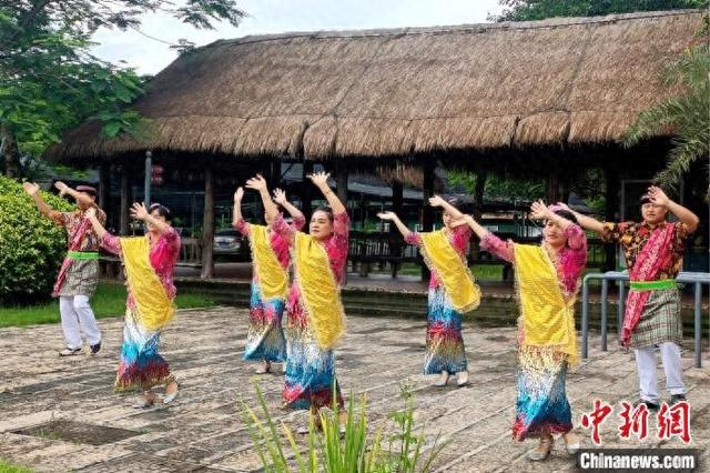 6月14日，在龙海双第华侨农场鹭凯生态庄园，归侨侨眷穿着特色服饰载歌载舞欢迎游客。 廖珍妹 摄