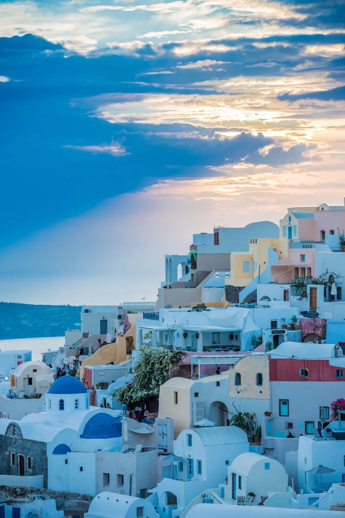 或许每一个热爱旅行的人,书架上都会摆着一本蓝色的册子,它就是孤独