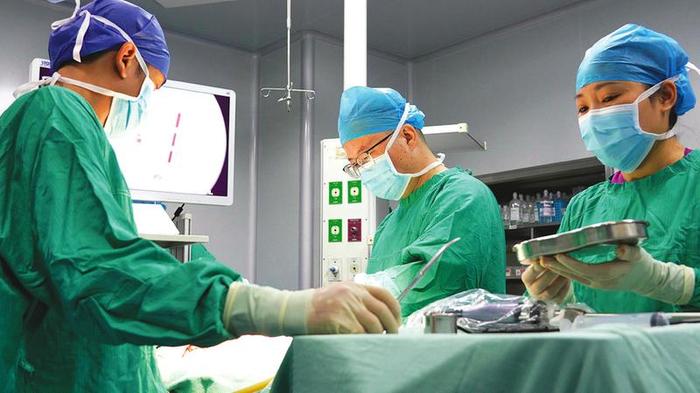 南宁市中医医院首批引进高级职称博士、泌尿外科主任吴春磊为患者进行手术。（陈勇志 摄）