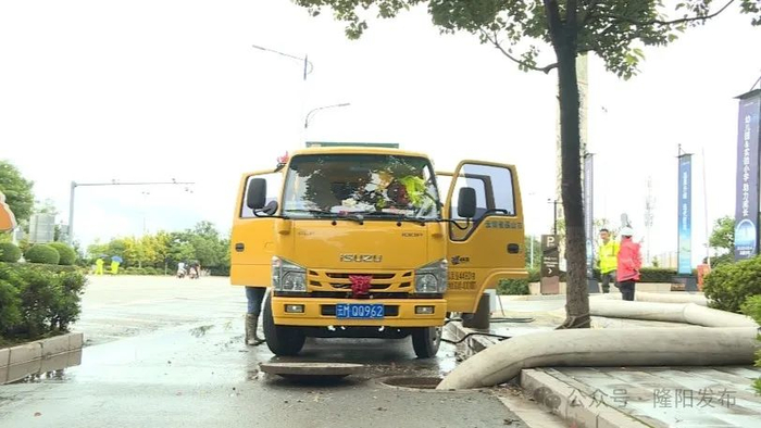 7月2日,记者来到青华海附近的清理路面积水现场,四台多功能抽水车正在