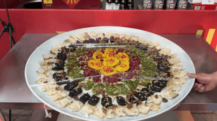 现场展示的特色锅包肉（央广网）