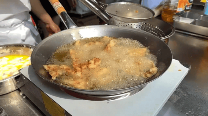 正在制作的锅包肉（央广网）