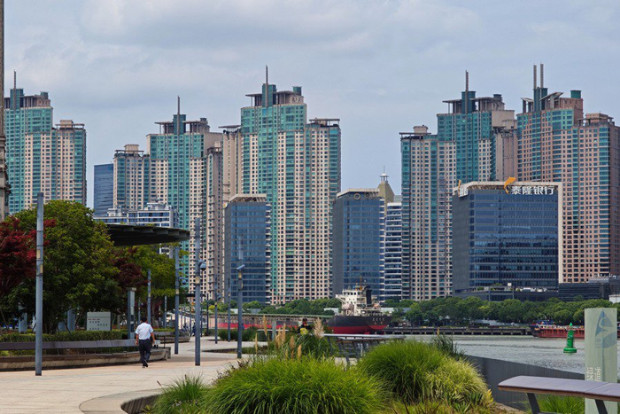 2024年6月17日，上海黄浦区南外滩滨江向西侧眺望，远处浦东陆家嘴周边楼宇鳞次栉比。图片来源：IC photo