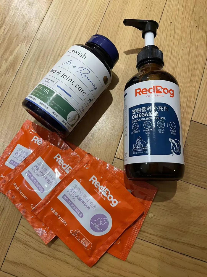 宠物专用的鲨鱼软骨素、钙片和鱼油。（图/受访者提供）