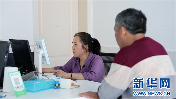 琊川镇卫生院大兴院区村医李洪会为村民看病。新华网 周远钢 摄