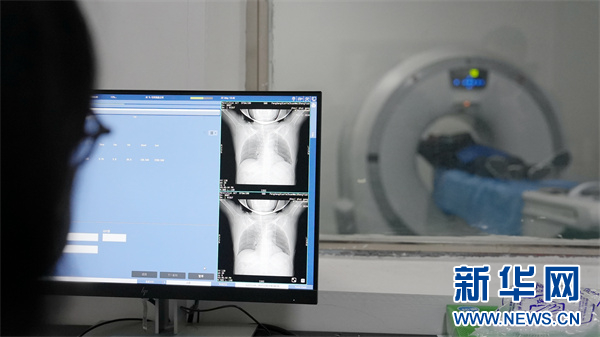 患者在琊川镇卫生院做CT检查。新华网 周远钢 摄