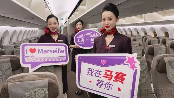 上海航空的“上海—马赛”首航乘务组迎接旅客登机（东航供图）