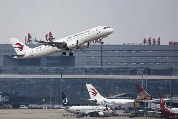 C919首个跨境商业航班自上海虹桥起飞赴港（殷立勤/摄）
