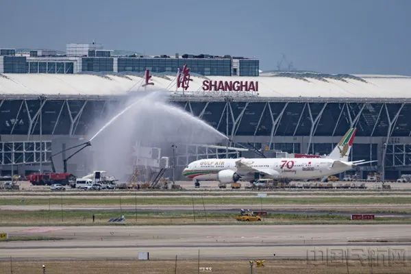 水门仪式迎接巴林—上海首航航班（徐炳南/摄）