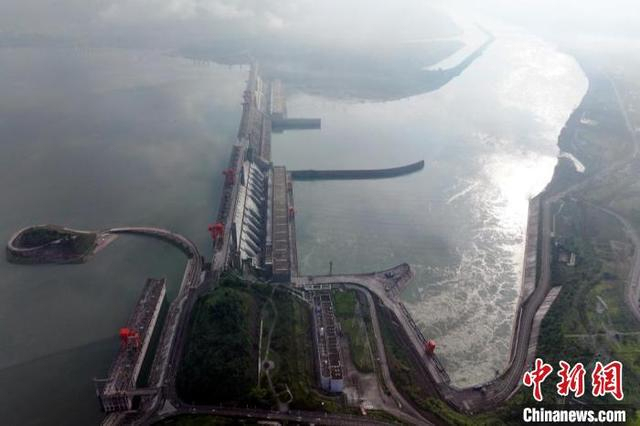 今年汛期，三峡水库连续调减出库流量拦蓄洪水，三峡大坝上下游水位落差明显。王罡摄