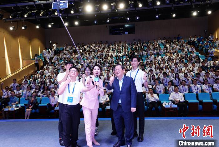 中国科协主席万钢对话大学生：要热情拥抱但不依赖人工智能-中国科协马义涛