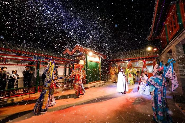 沉浸式戏剧《湖光洄梦》将舞台拓展到湖广会馆庭院。图/北京西城官方账号