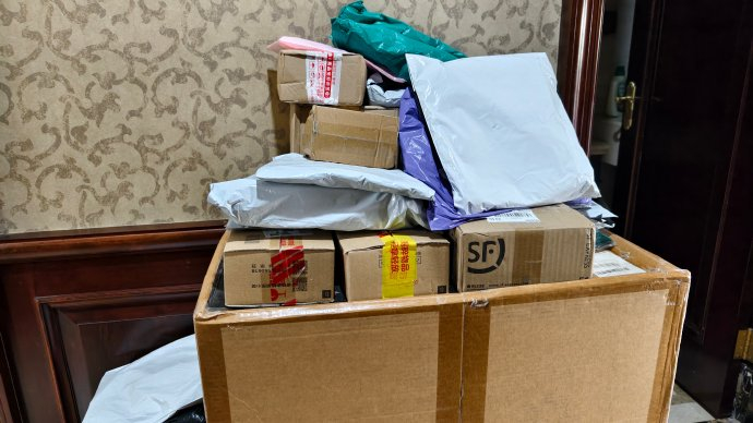 自从室友开始刷抖音之后,一堆乱七八糟的快递就从来没少过