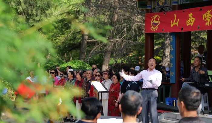 市民在迎泽公园合唱。   邓寅明 摄