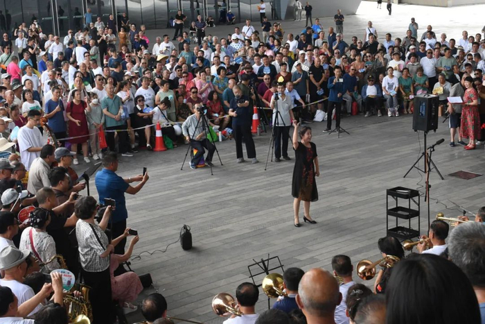 市民在滨河体育中心公园合唱。   邓寅明 摄