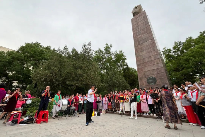 市民在文瀛公园合唱。   邓寅明 摄