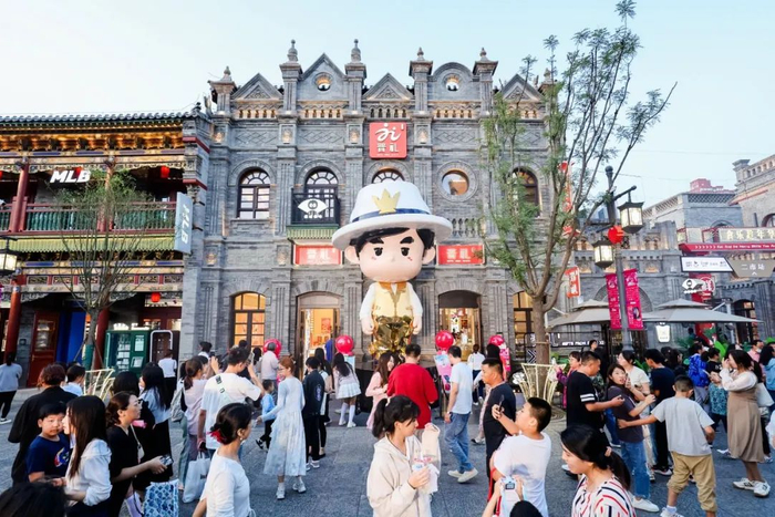为歌迷营造氛围。   由太原钟楼街管理中心提供