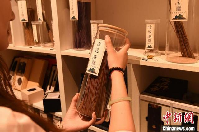 2024年7月，山东烟台，顾客在选购“清远香”。曲正扬 摄