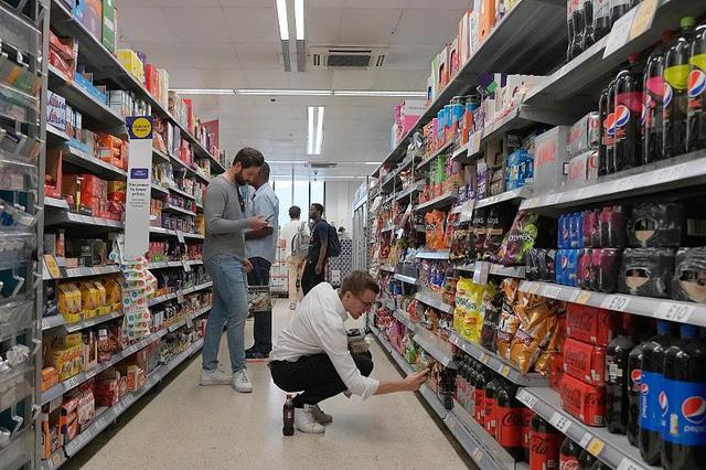 △英国人在超市购物（资料图）