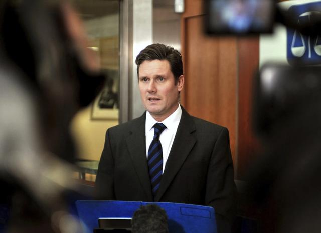△2010年2月，斯塔默在皇家检察署总部向媒体发布声明。