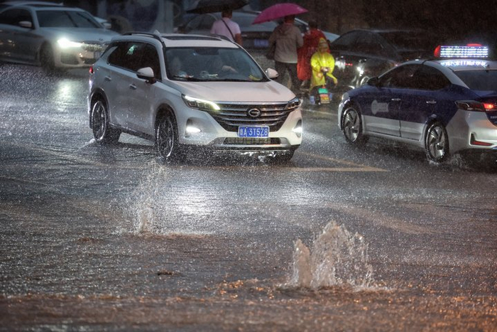 济南大雨倾盆,路上出行注意安全|济南市|王鑫|暴雨_新浪新闻