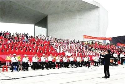 歌友在山西大剧院西广场唱响经典。   由省合唱协会提供 
