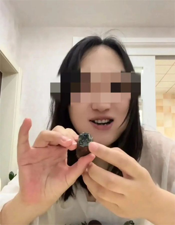 网红博主发布生吃野生菌视频。