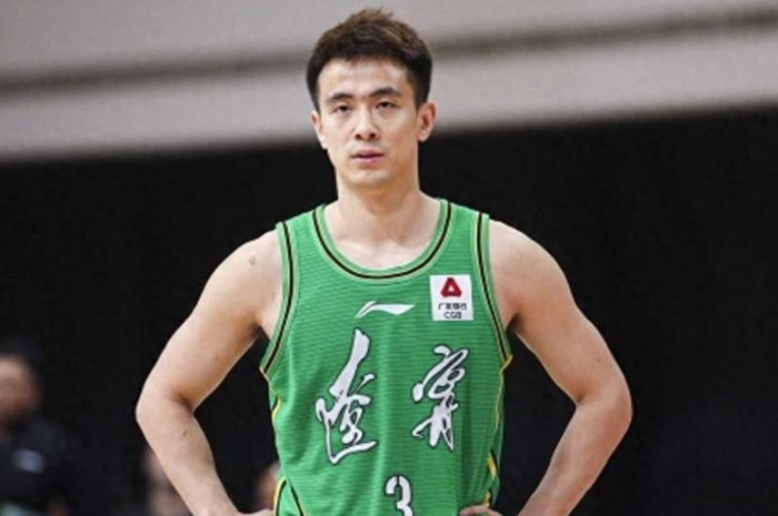 赵继伟休赛季好享受!与王君瑞逛街,体型管理不错,即将归队合练