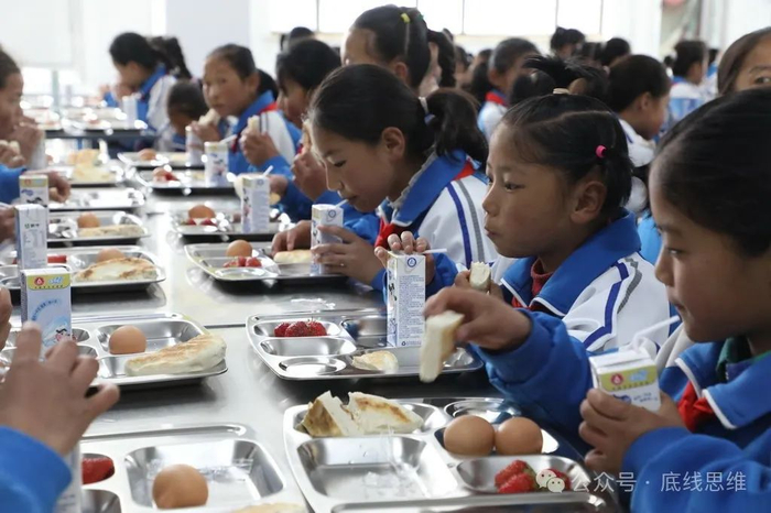 学校食堂为学生提供营养午餐 新华社