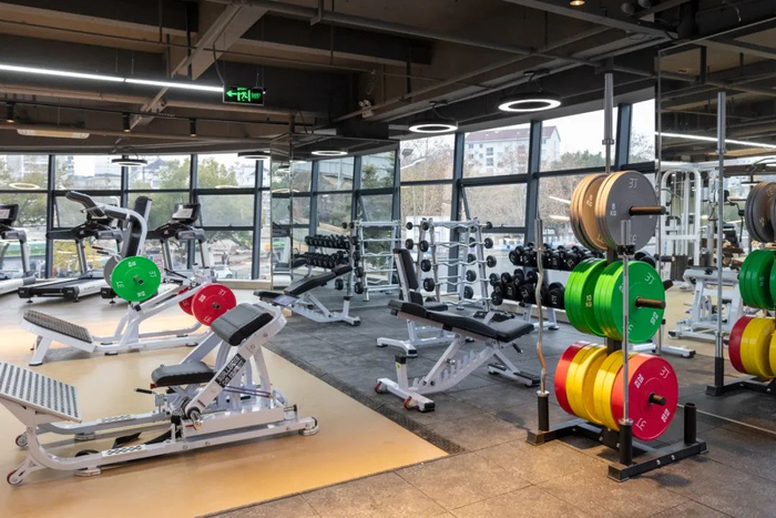 健身房力量训练区，健康时报图