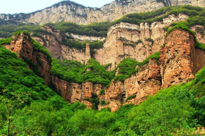 嶂石岩地貌地质时期台吉乃尔湖区曾为湖泊环境,大量泥沙沉积形成深厚
